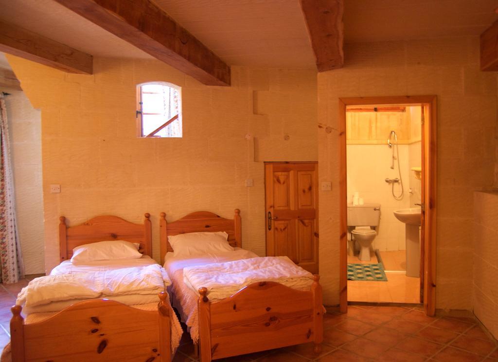 Ta'Kemmuna Hotell Qala Exteriör bild